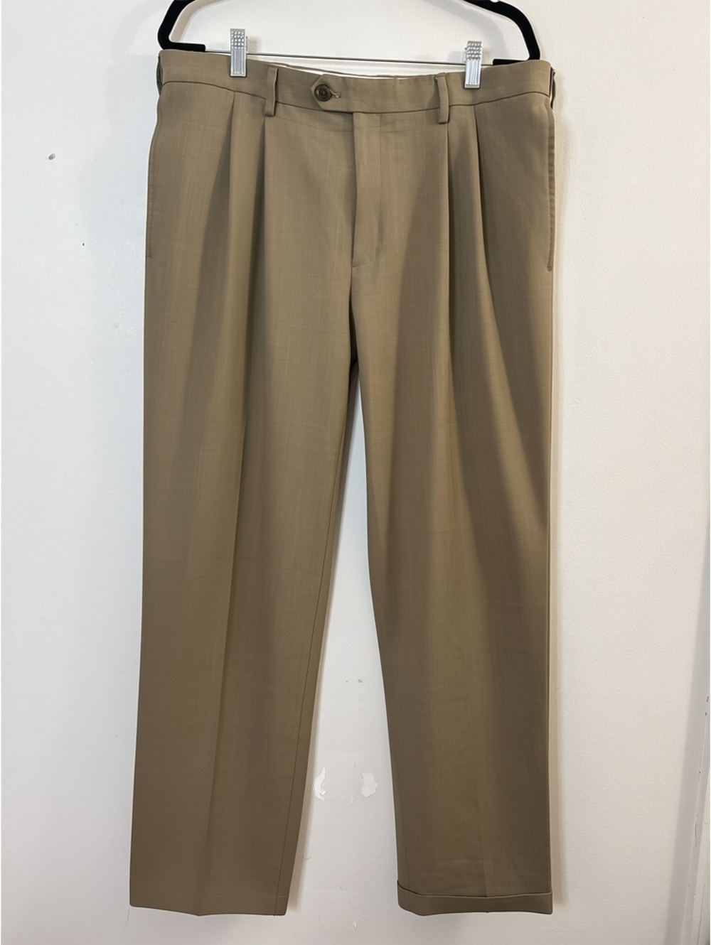 Haggar Men’s Dress Pants 36x32 Classic Fit Pleated Cuffed Khaki Tan Trousers